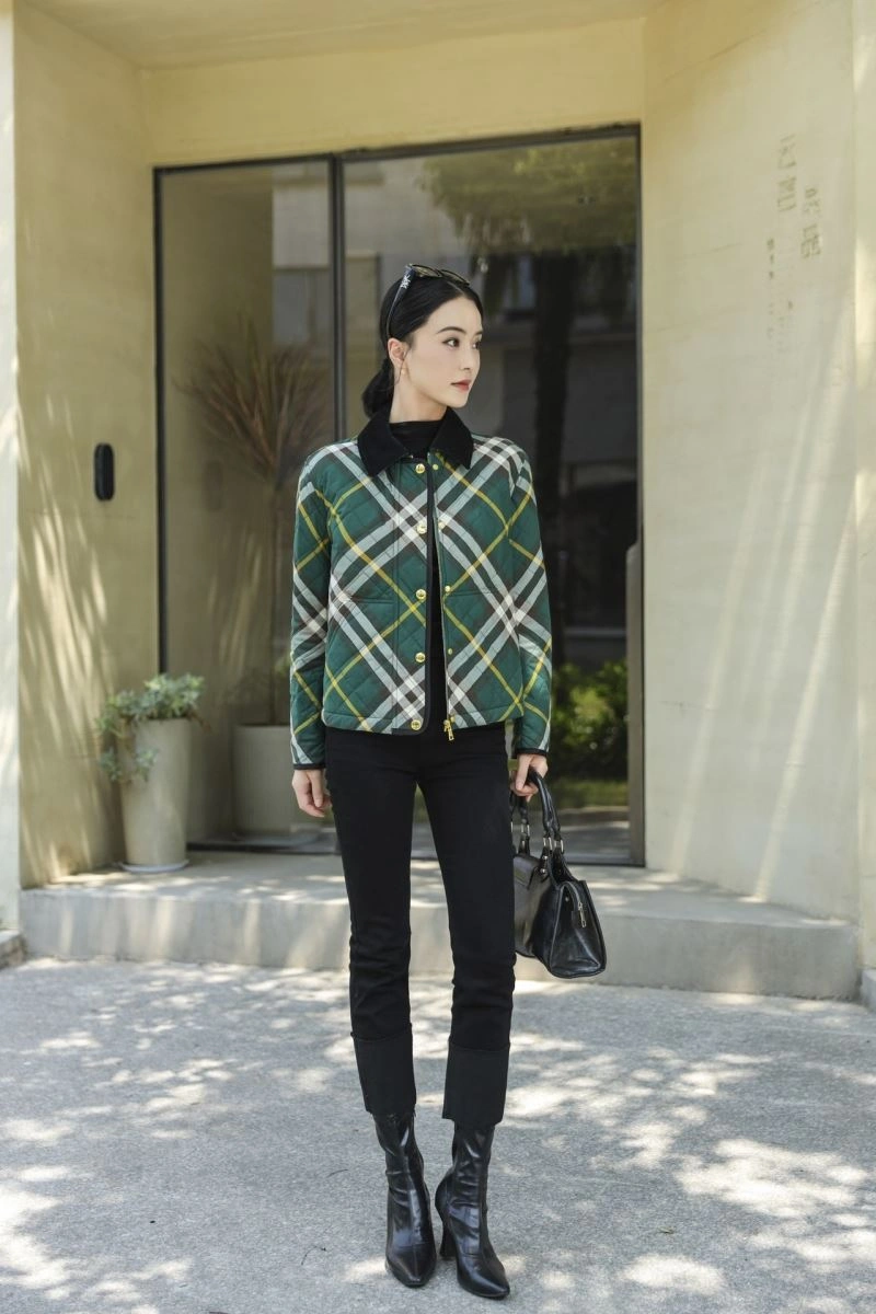 Versatile Burberry Outwear 103705