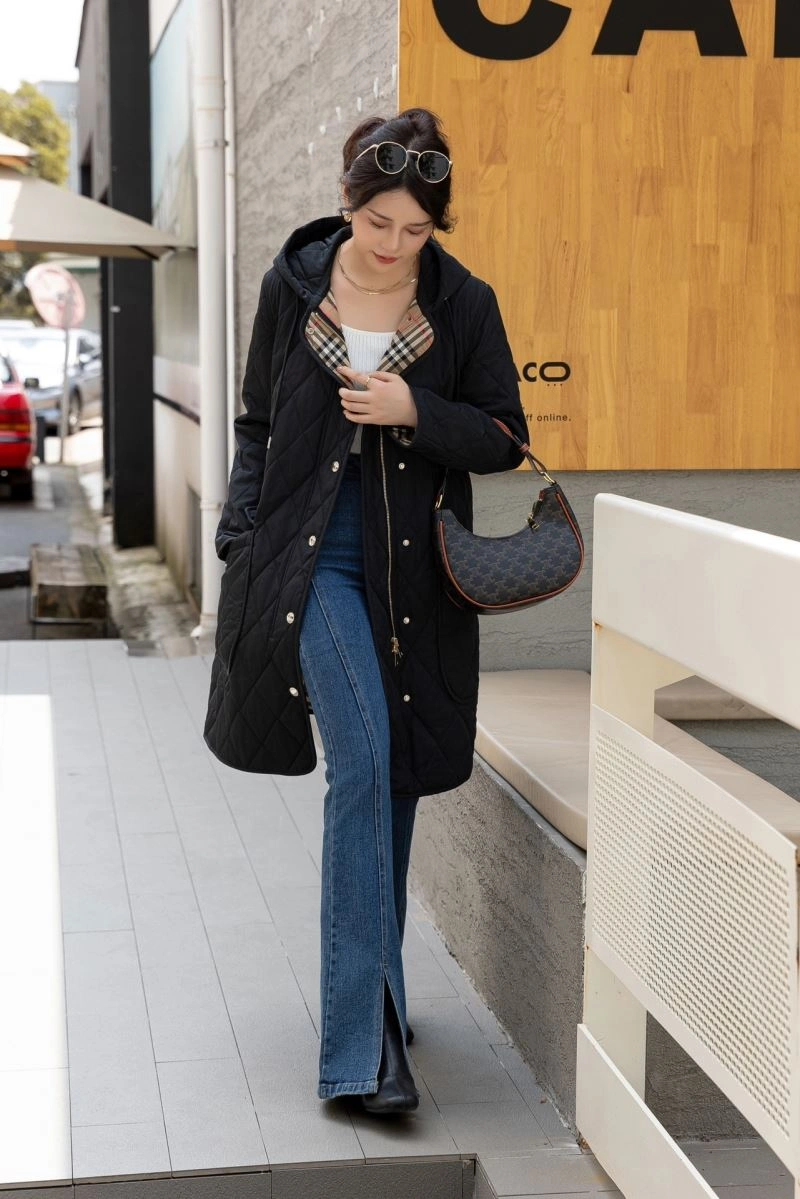 Minimalist Burberry Outwear 103708