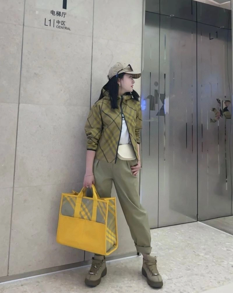Durable Burberry Outwear 103676