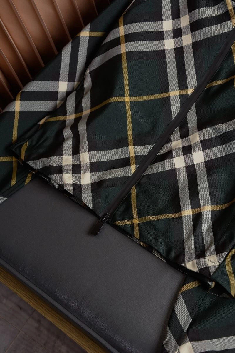 Unisex Burberry Outwear 103709