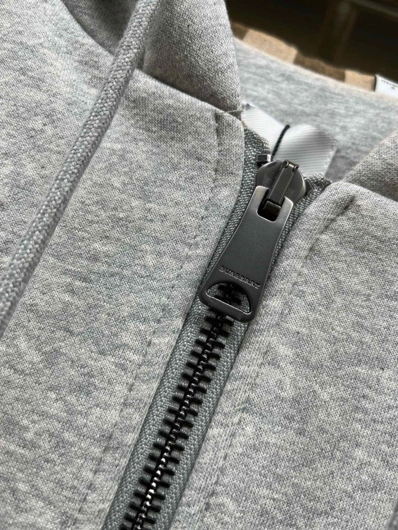 Sleek Burberry Outwear 103132