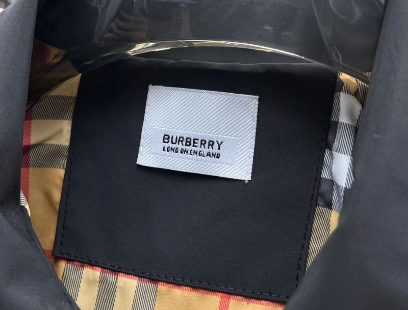 Burberry Outwear Chic 102700