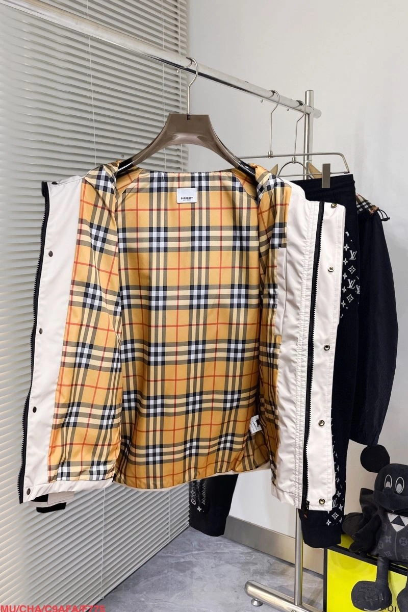 Burberry Outwear Bright 102227