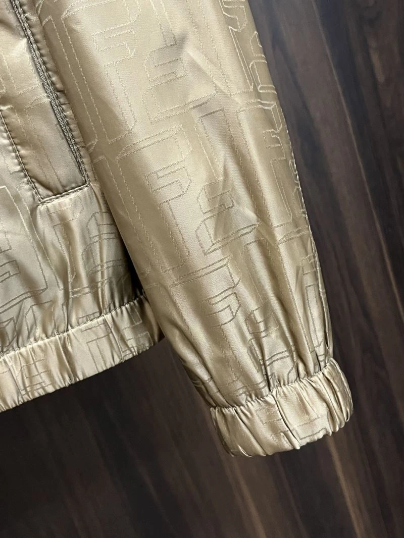 Sleek Burberry Outwear 101180