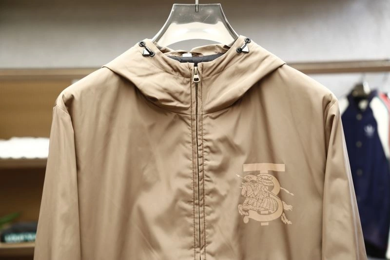 Lightweight Burberry Outwear 101192