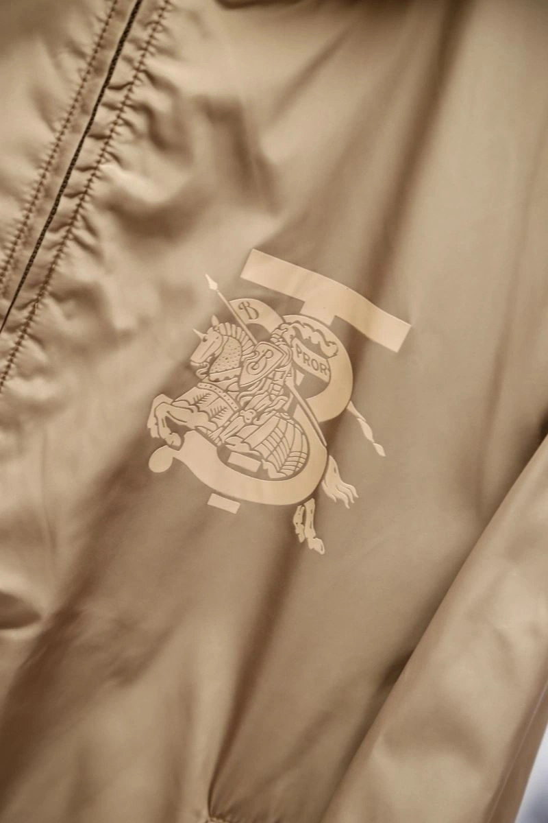 Lightweight Burberry Outwear 101192