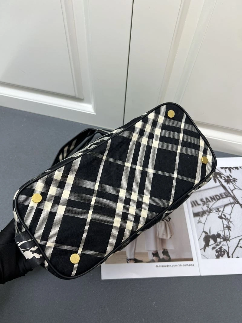 Burberry Shopping Bags Minimalist 84563