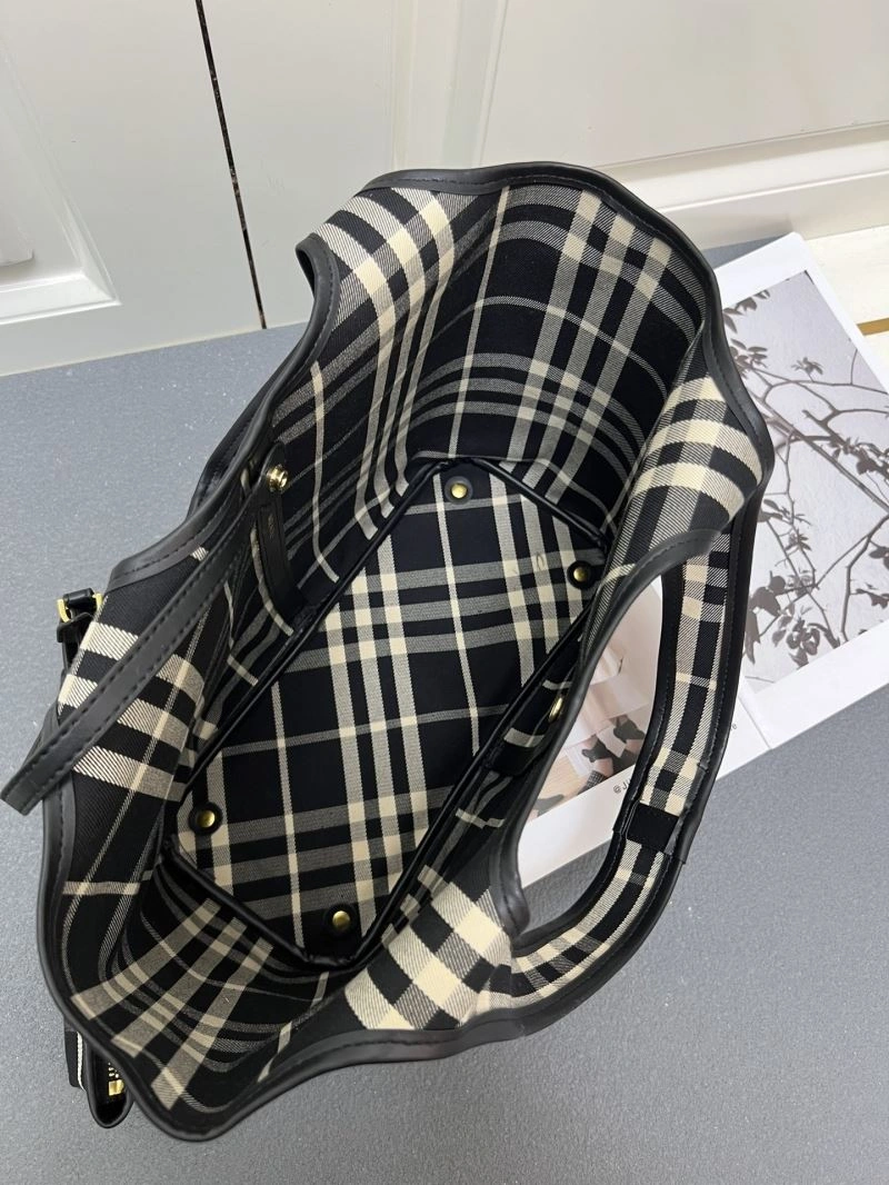 Burberry Shopping Bags Minimalist 84563