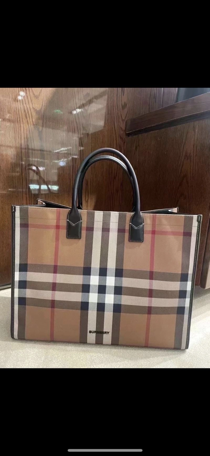 Lightweight Burberry Shopping Bags 64566