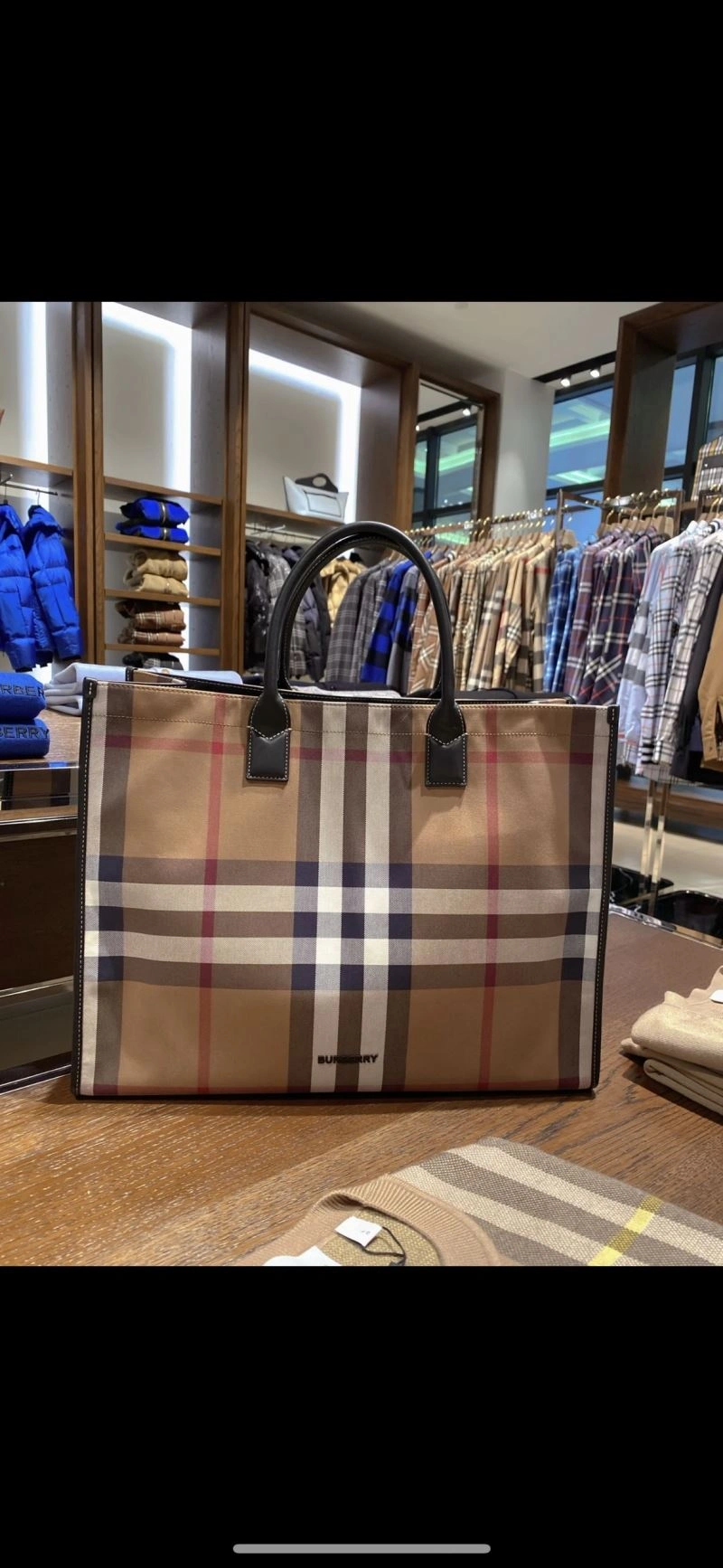 Lightweight Burberry Shopping Bags 64566