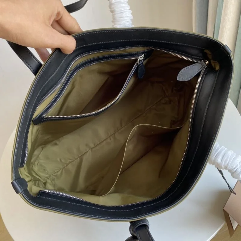 Burberry Shopping Bags Lightweight 51670