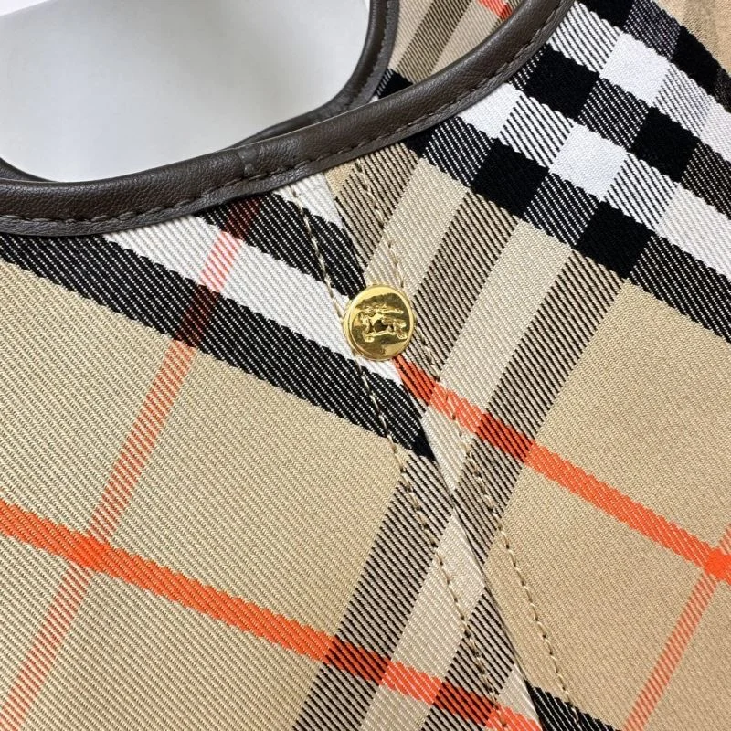 Minimalist Burberry Shopping Bags 51659