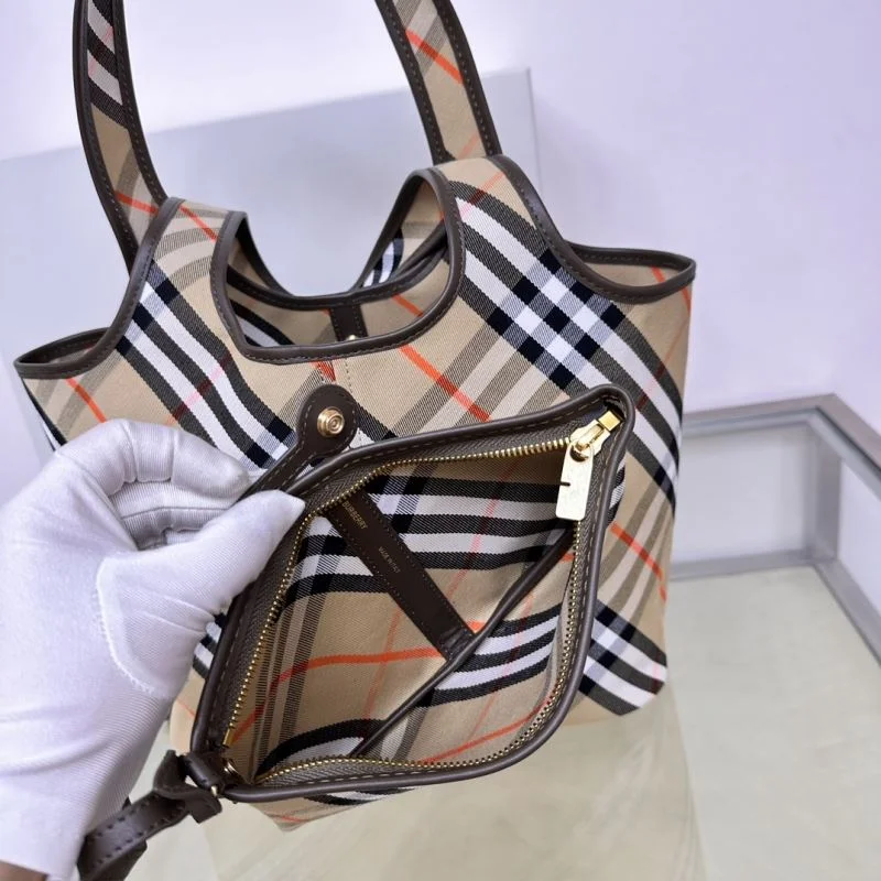 Minimalist Burberry Shopping Bags 51659
