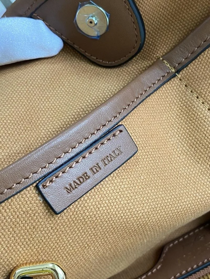 Burberry Shopping Bags Minimalist 51668