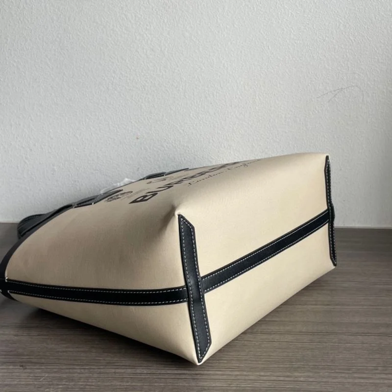 SunProtective Burberry Shopping Bags 37913