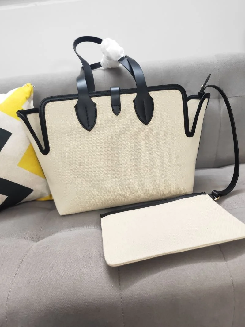 Burberry Shopping Bags ZipUp 37912