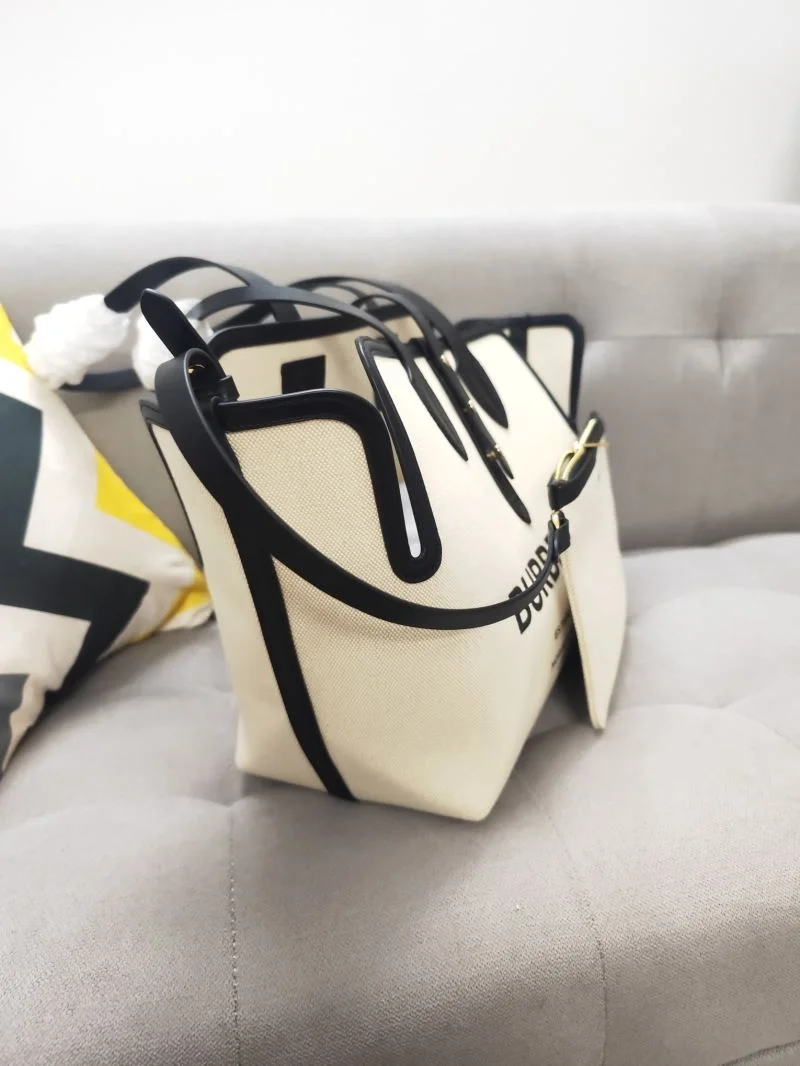 Burberry Shopping Bags ZipUp 37912