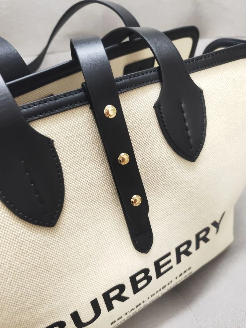 Burberry Shopping Bags ZipUp 37912
