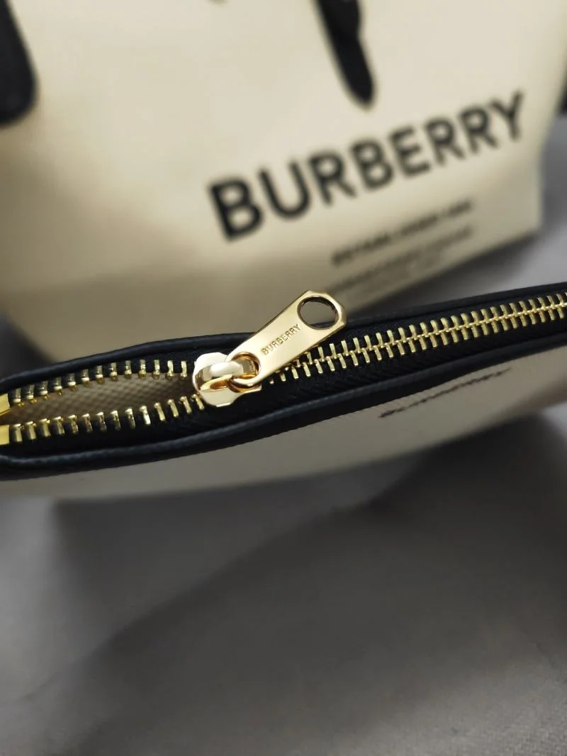Burberry Shopping Bags ZipUp 37912