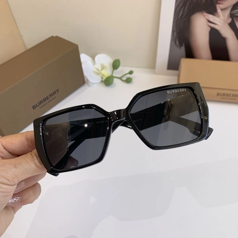 Burberry Sunglasses Versatile 277166