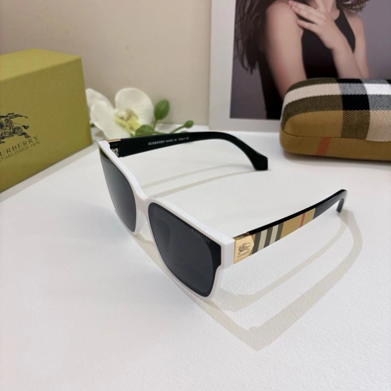 Burberry Sunglasses ZipUp 277133