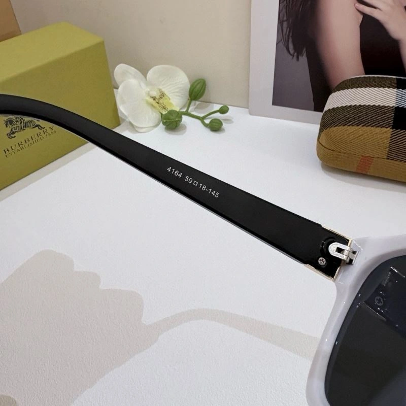 Burberry Sunglasses ZipUp 277133