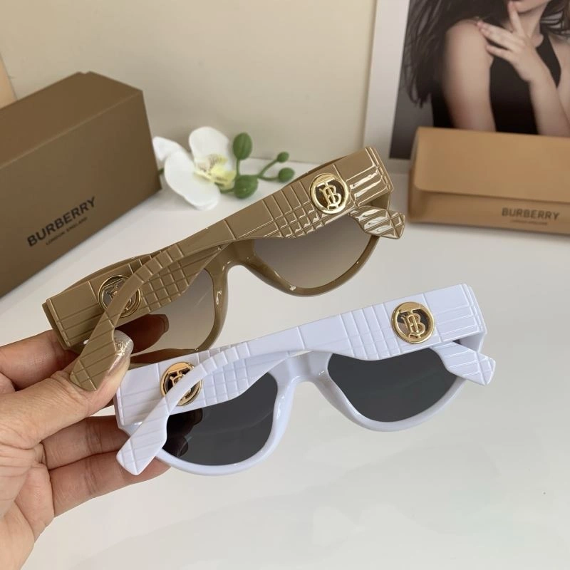 Burberry Sunglasses Unisex 277126