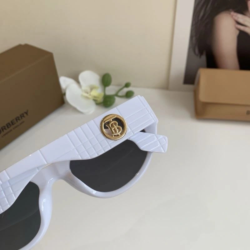 Burberry Sunglasses Unisex 277126