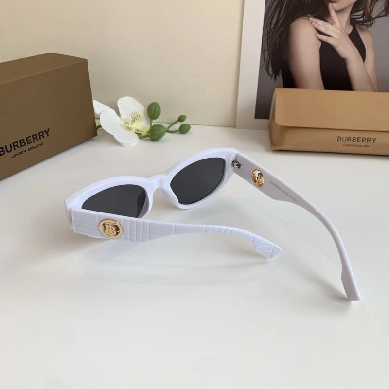 Burberry Sunglasses Unisex 277126