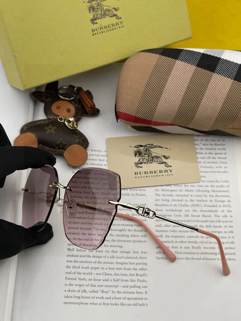 Burberry Sunglasses Breathable 277186