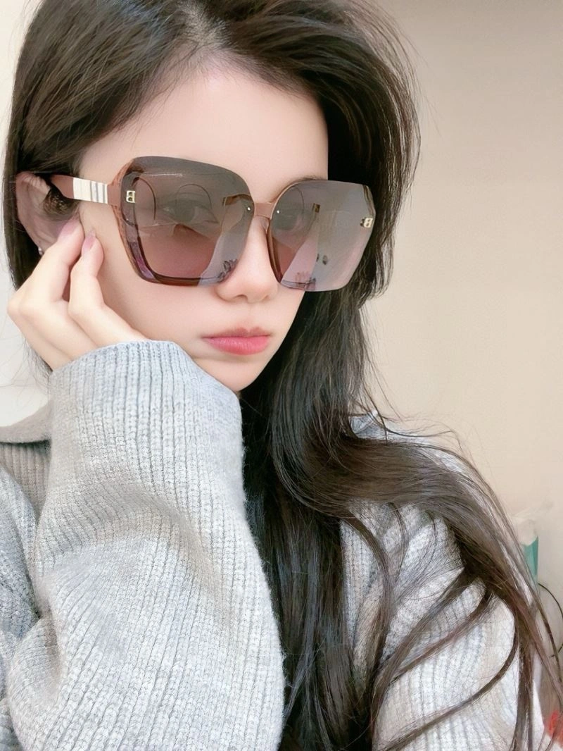 Elegant Burberry Sunglasses 277182