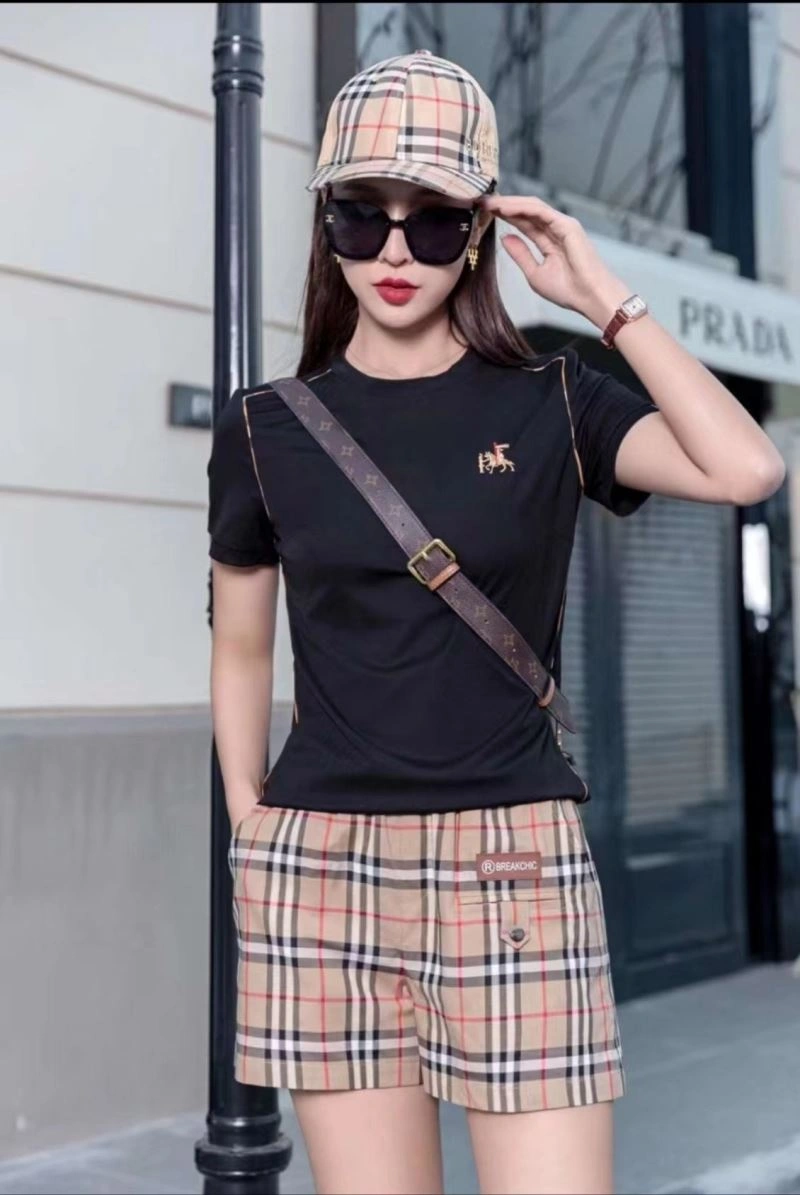 Burberry T-Shirts Unisex 103424