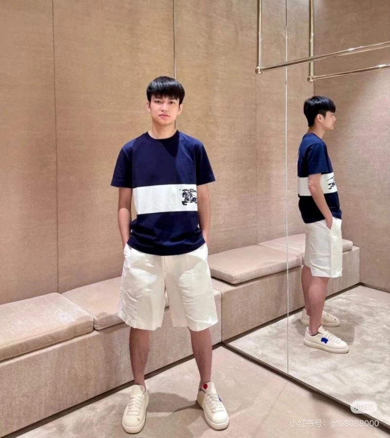 Sleek Burberry T-Shirts 102985