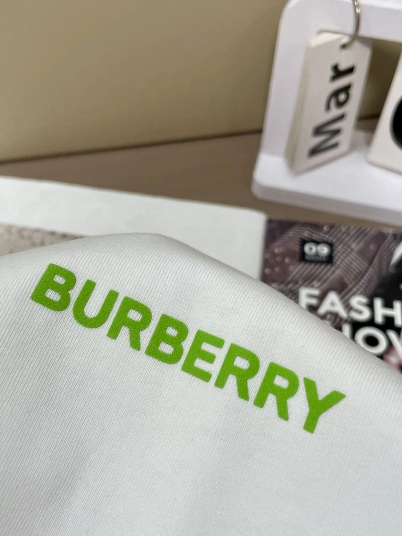 Minimalist Burberry T-Shirts 101050