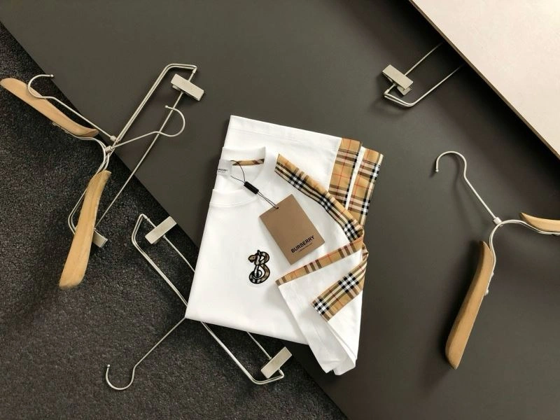 Compact Burberry T-Shirts 100345