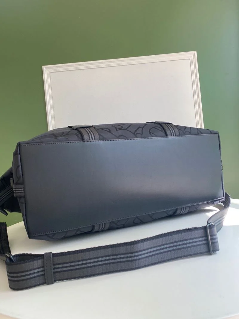 Tailored Burberry Travel Bags 37807