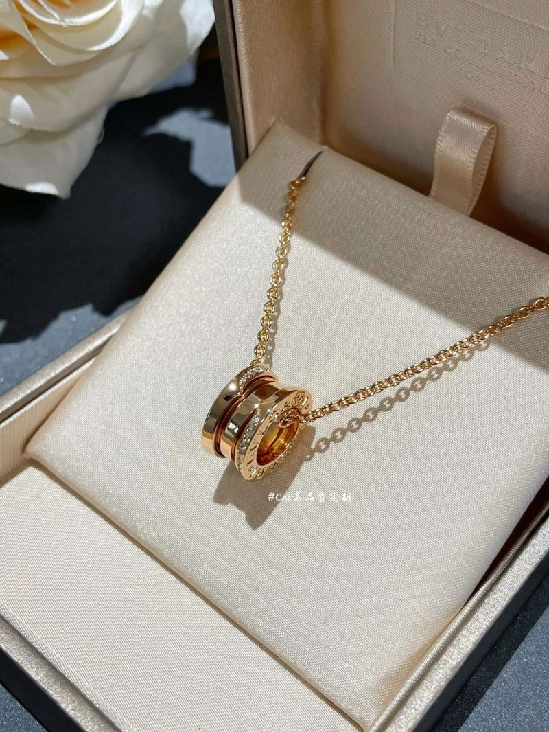 Effortless Bvlgari Necklaces 216808