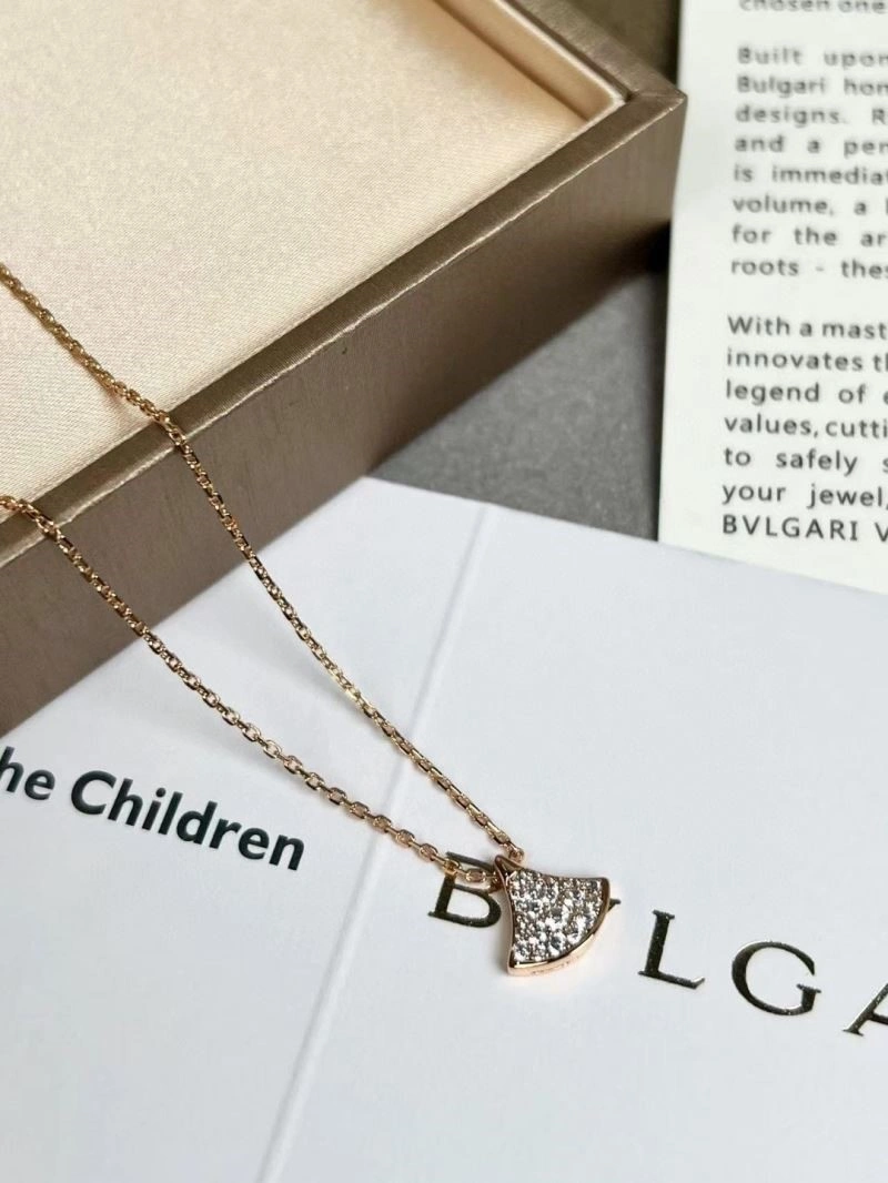 Sleek Bvlgari Necklaces 216401