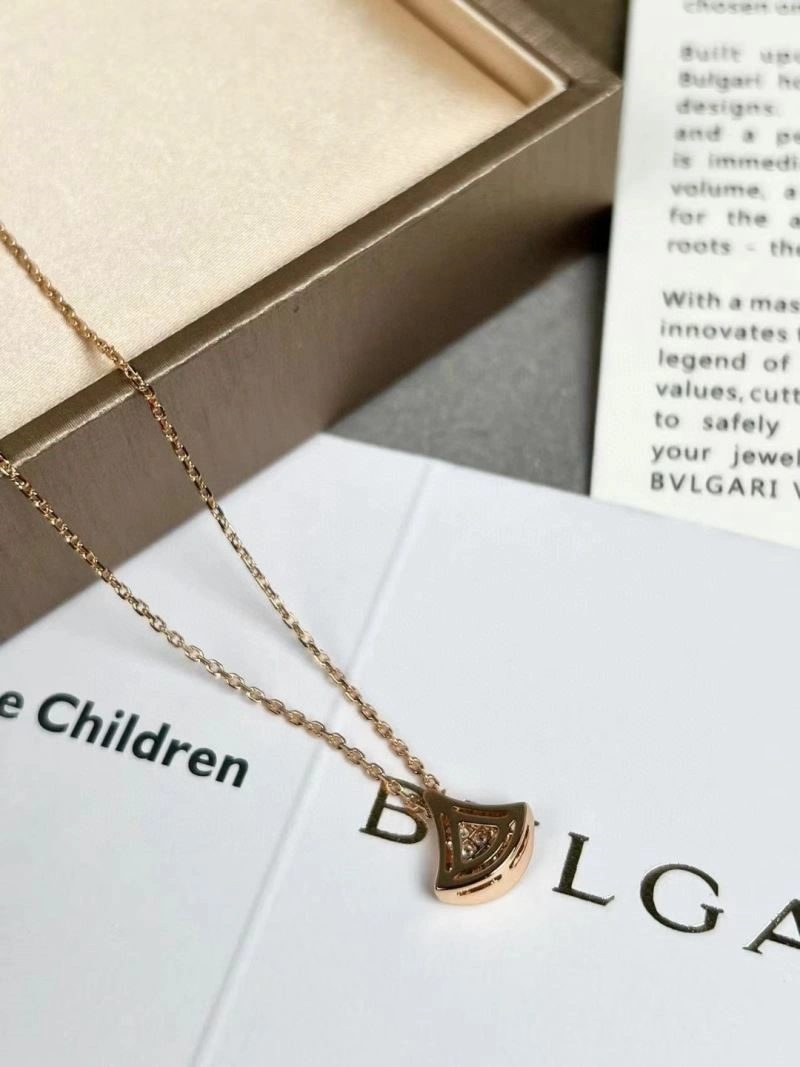 Sleek Bvlgari Necklaces 216401