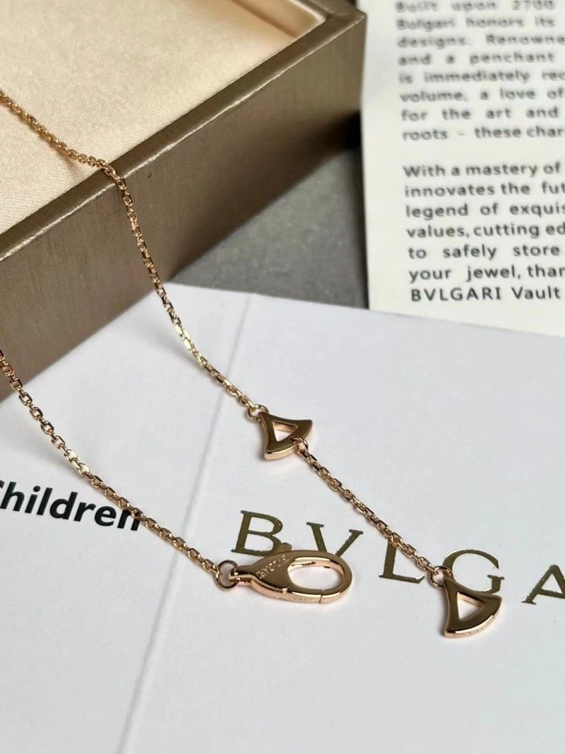 Sleek Bvlgari Necklaces 216401