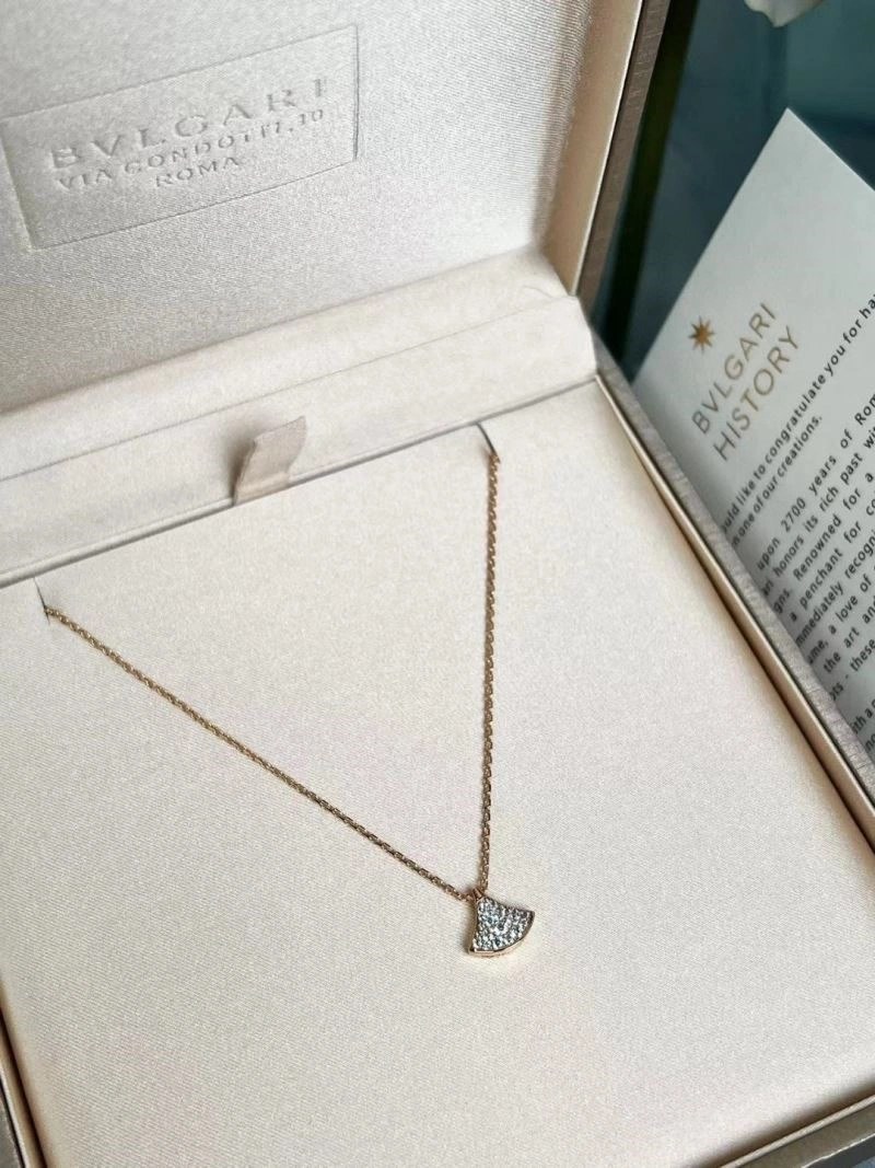 Sleek Bvlgari Necklaces 216401