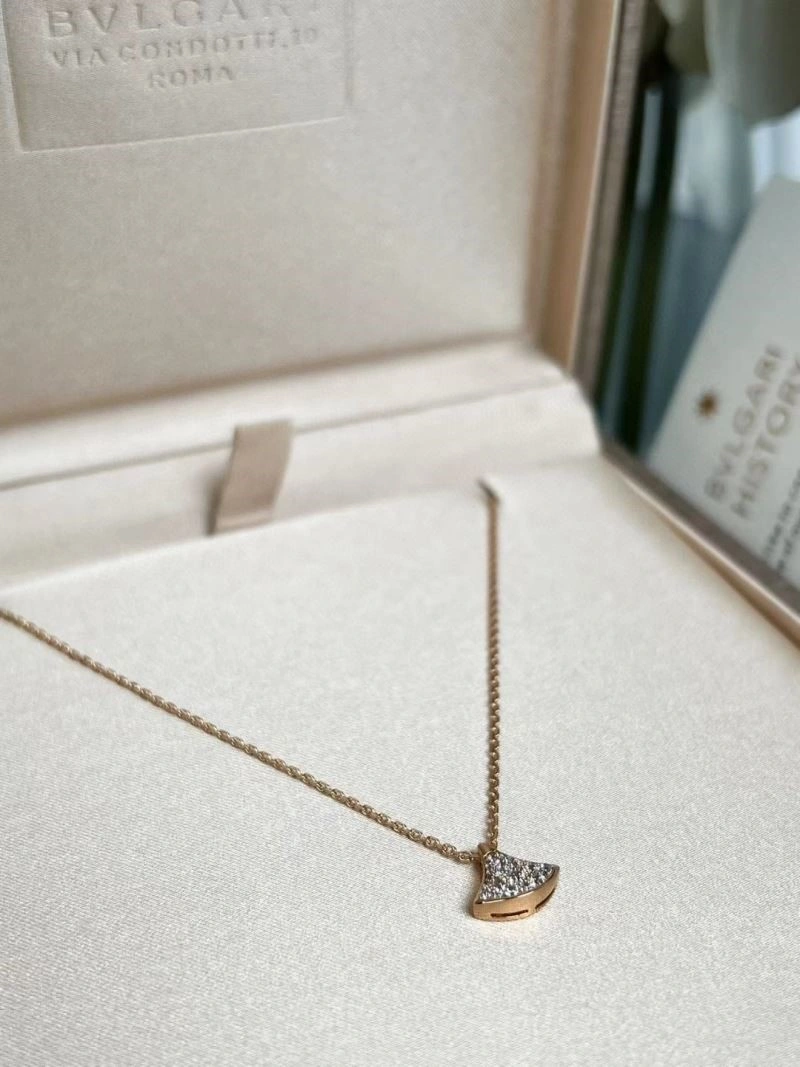 Sleek Bvlgari Necklaces 216401