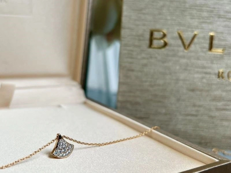 Sleek Bvlgari Necklaces 216401