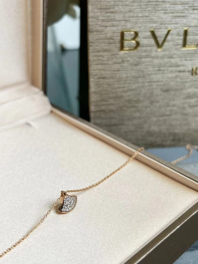 Sleek Bvlgari Necklaces 216401