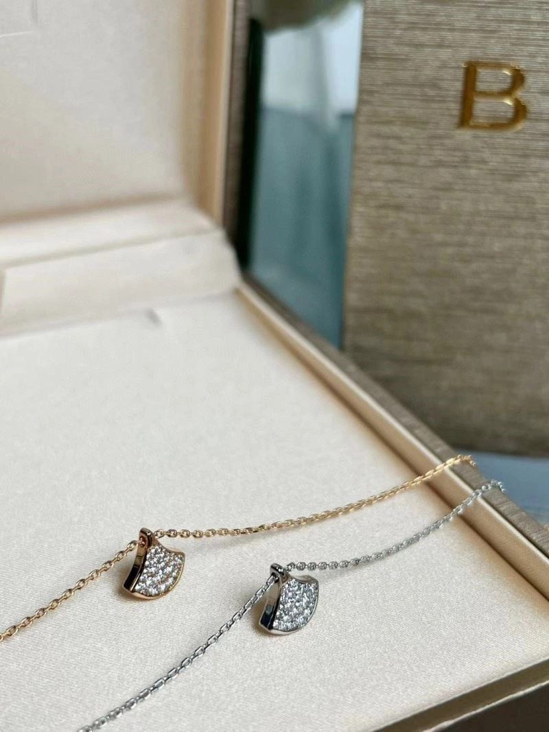 Sleek Bvlgari Necklaces 216401