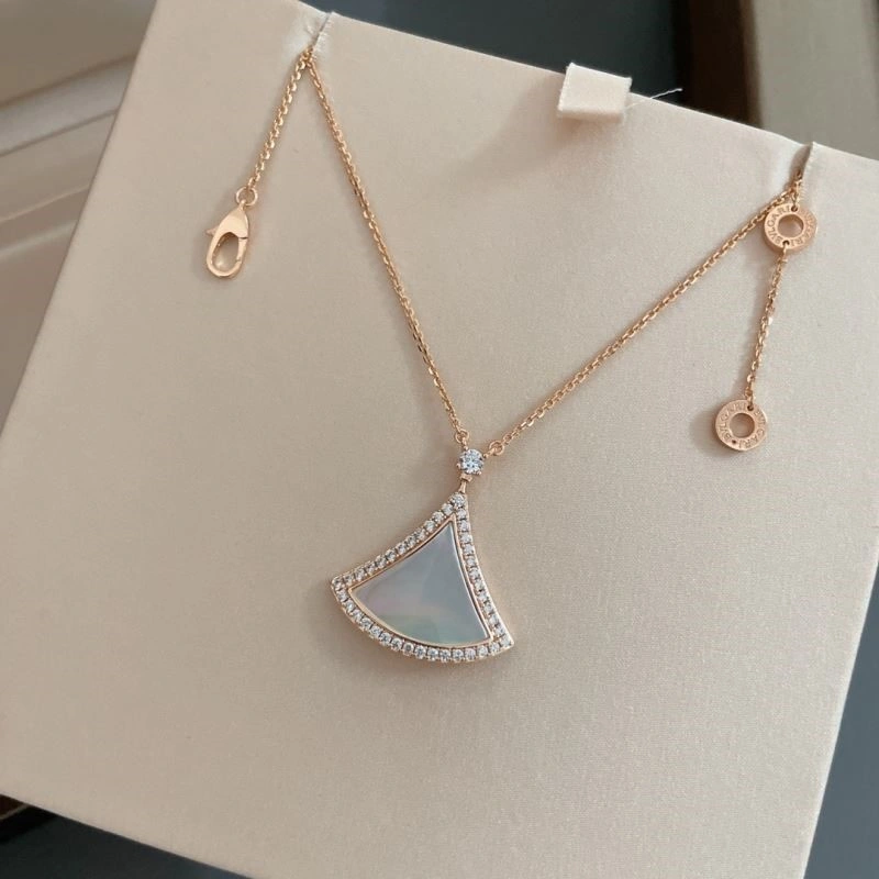 Contemporary Bvlgari Necklaces 216019