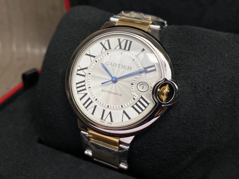 Versatile CARTIER Watches 180497