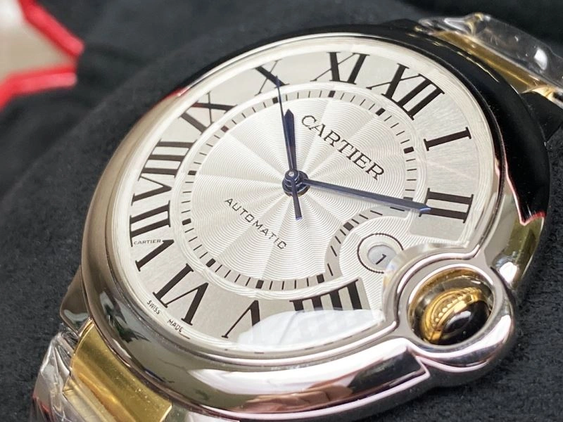 Versatile CARTIER Watches 180497