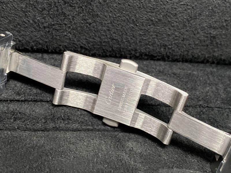 Versatile CARTIER Watches 180497
