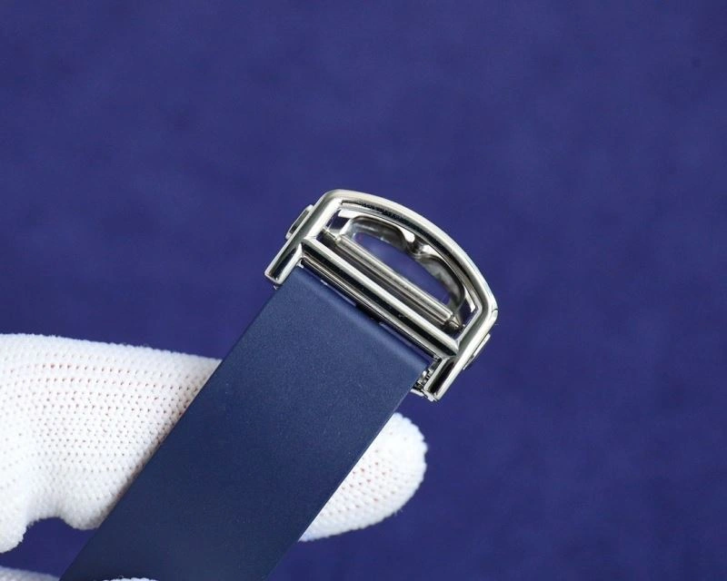 Snug CARTIER Watches 179887